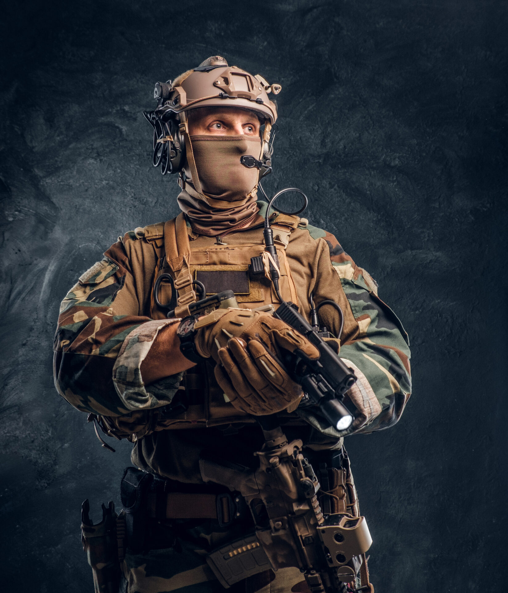 Accueil - Special forces soldier in camouflage uniform holding a gun with a flashlight - Airsoft Gear Shop